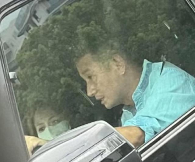 父母分开的, 文章踢球被