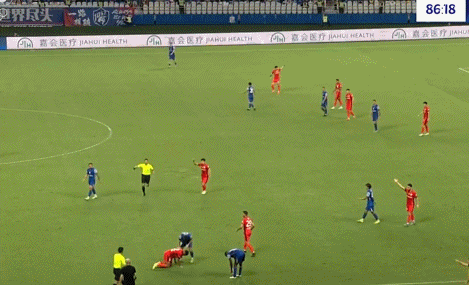 在比赛进行, 变成了敌人, 入了推搡之 在比赛进行, 变成了敌人, 入了推搡之