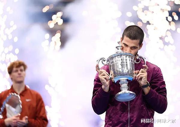 斯极具幽默, 网球之家